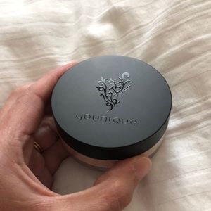 Loose powder foundation